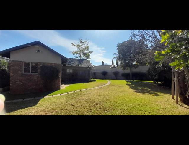 6 BEDROOM HOUSE FOR SALE IN ROOIHUISKRAAL